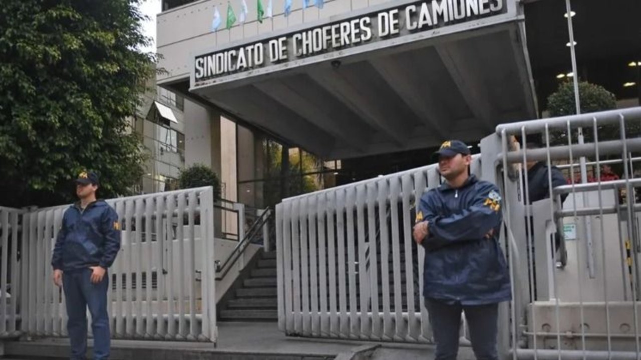 Allanaron el sindicato de Camioneros