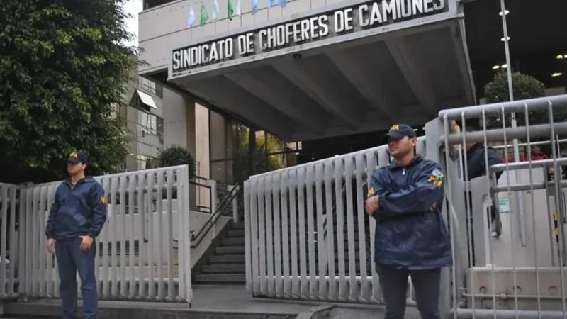 Allanaron el sindicato de Camioneros