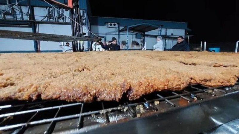 La milanesa más grande del mundo pesa casi 1000 kilos, mide 3 metros y se cocina en Luján