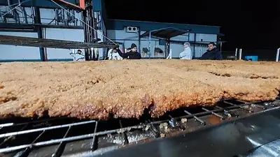 La milanesa más grande del mundo pesa casi 1000 kilos, mide 3 metros y se cocina en Luján La milanesa más grande del mundo pesa casi 1000 kilos, mide 3 metros y se cocina en Luján