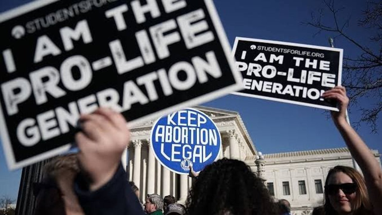 Aborto en EE.UU.: el gobernador de Oklahoma promulgó una ley que lo prohíbe por completo