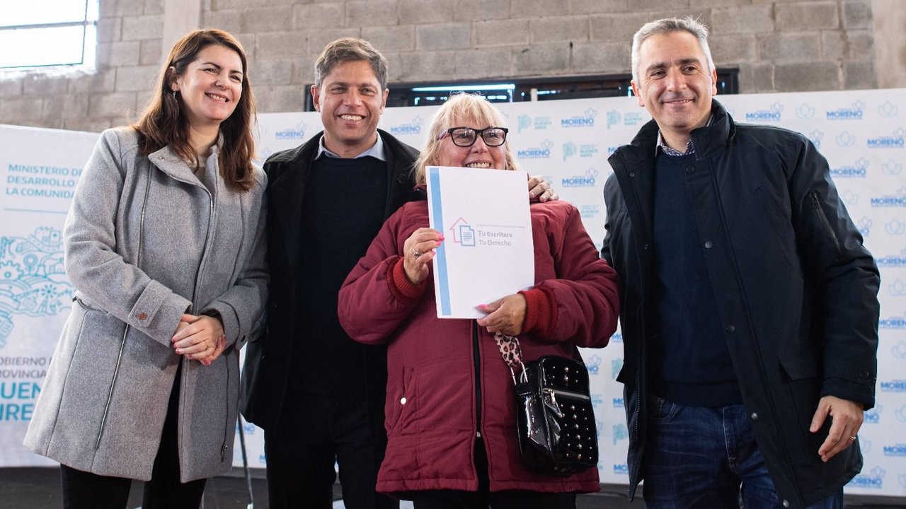 Kicillof se mostró con Larroque en una entrega de escrituras sociales en Moreno