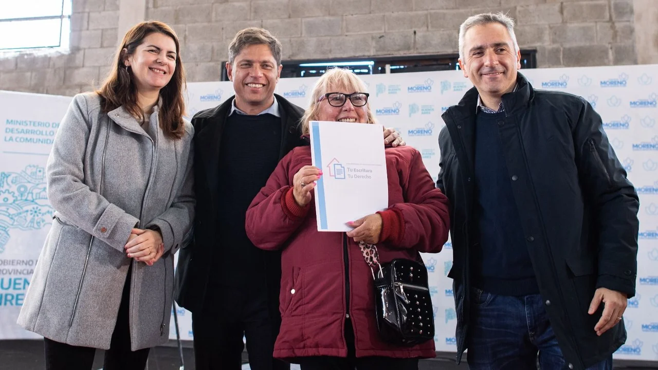 Kicillof se mostró con Larroque en una entrega de escrituras sociales en Moreno