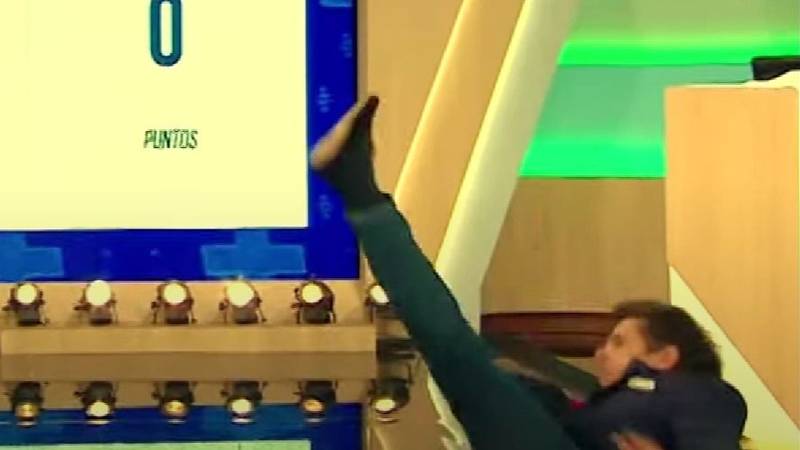 Robertito Funes Ugarte se cayó en televisión en vivo en su programa emitido por la TV Pública