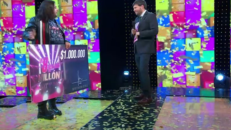 Guido Kaczka con Walter en Los 8 Escalones por El Trece con el participante que emocionó por ayudar a su papá y renunciar al millón para cederle el lugar a otros participantes