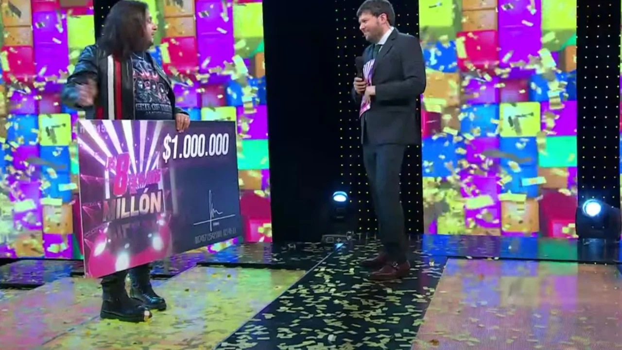 Guido Kaczka con Walter en Los 8 Escalones por El Trece con el participante que emocionó por ayudar a su papá y renunciar al millón para cederle el lugar a otros participantes