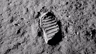 Huella de la pisada del piloto del módulo lunar del Apolo 11, Buzz Aldrin, en la superficie lunar. Huella de la pisada del piloto del módulo lunar del Apolo 11, Buzz Aldrin, en la superficie lunar.