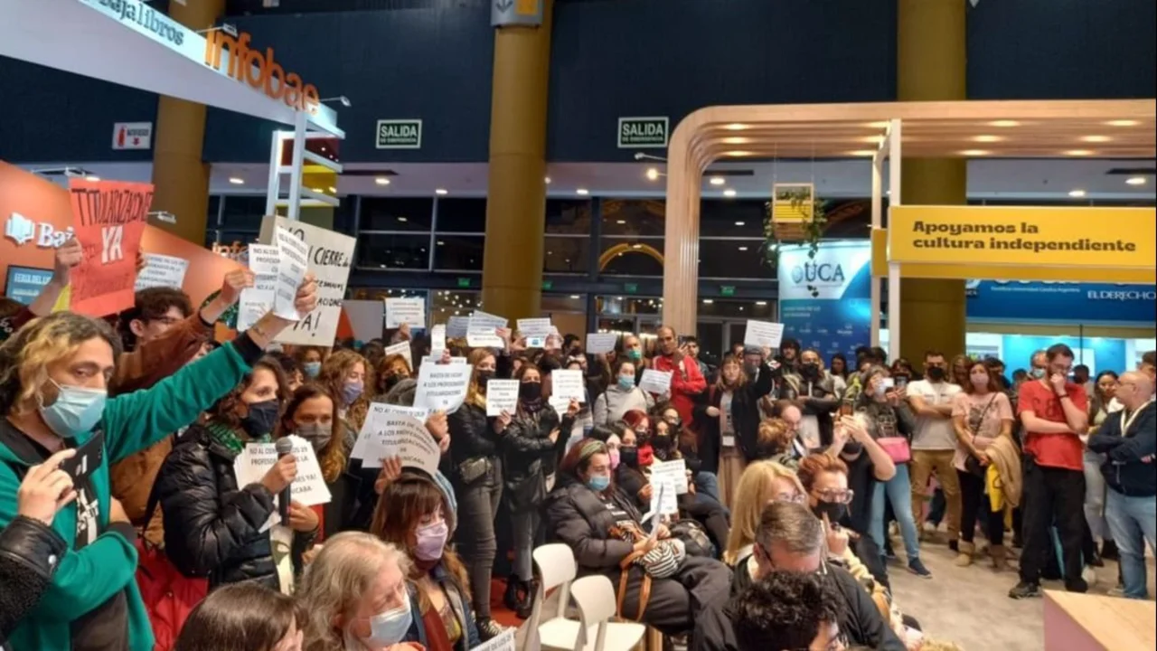 Docentes porteños protestaron en la Feria del Libro contra la UniCaba