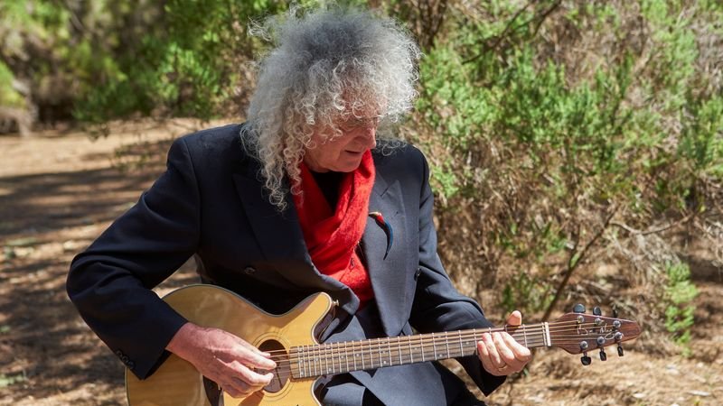 En su debut en España, Brian May canta 'Otro Lugar', su primera canción en español