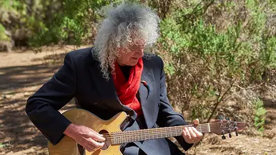 En su debut en España, Brian May canta 'Otro Lugar', su primera canción en español En su debut en España, Brian May canta 'Otro Lugar', su primera canción en español