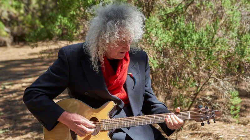 En su debut en España, Brian May canta 'Otro Lugar', su primera canción en español