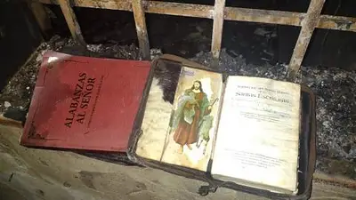 La foto de la Biblia que quedó intacta y sobrevivió al incendio de una casa en Corrientes capital La foto de la Biblia que quedó intacta y sobrevivió al incendio de una casa en Corrientes capital