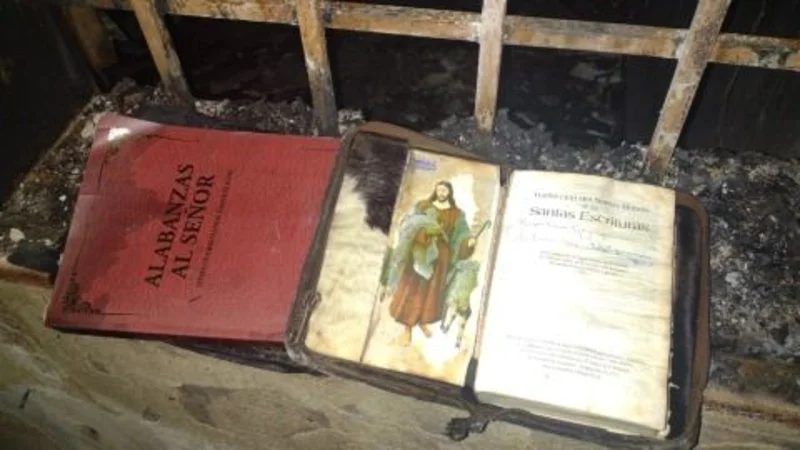 La foto de la Biblia que quedó intacta y sobrevivió al incendio de una casa en Corrientes capital