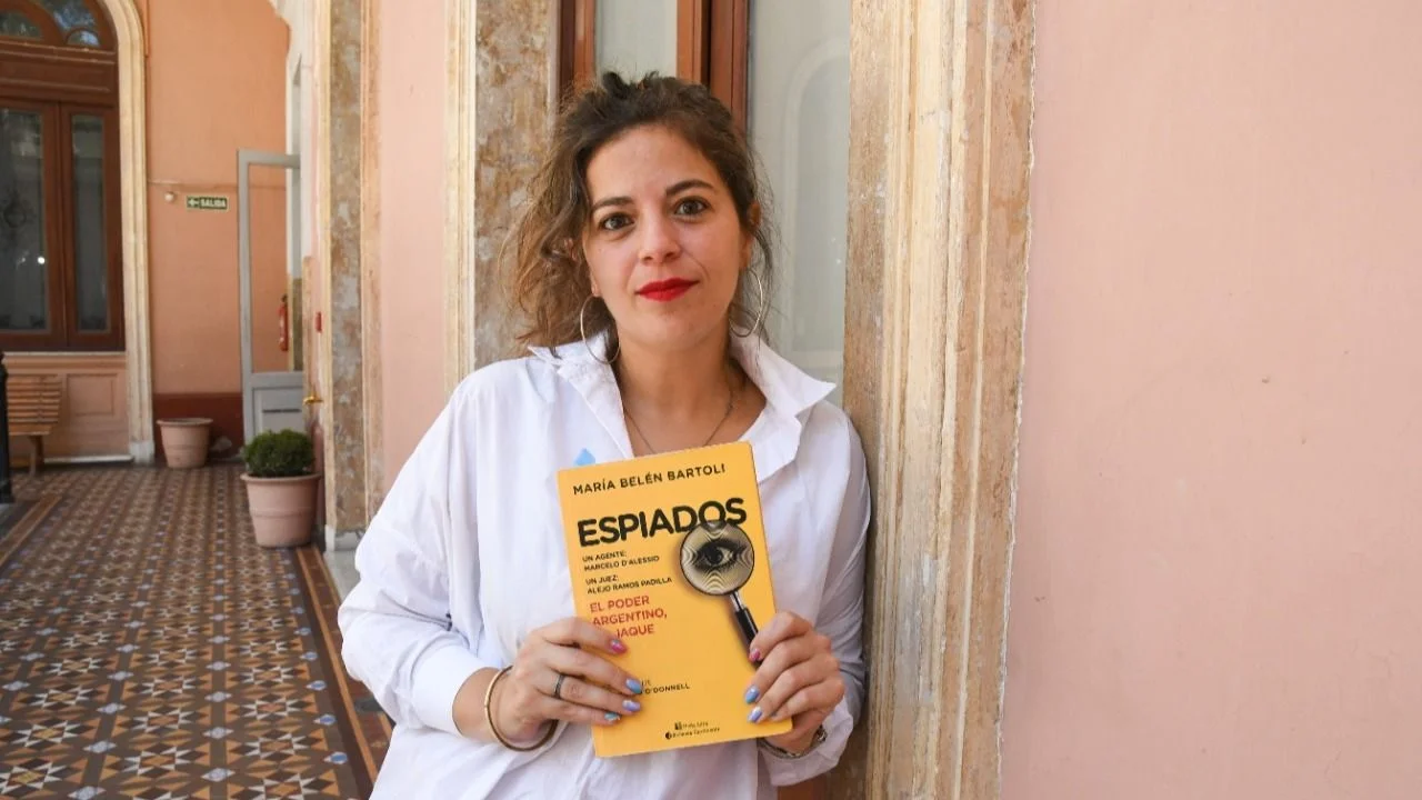 Presentan en la Feria del Libro un libro que trata el espionaje ilegal durante el macrismo