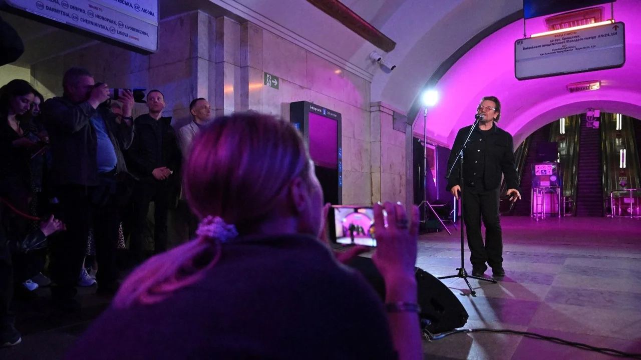 Bono y The Edge dieron un show sorpresa en una estación de subte de Kiev