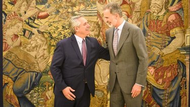 Tras marcar diferencias con Cristina en España, Alberto visita Alemania 