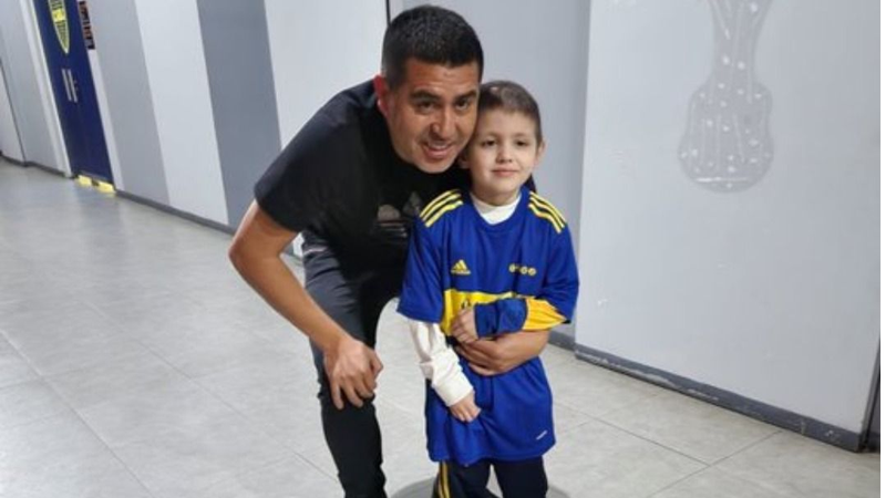 El conmovedor gesto de Riquelme con un nene que salió de una internación hace 15 días: "No lo esperábamos"