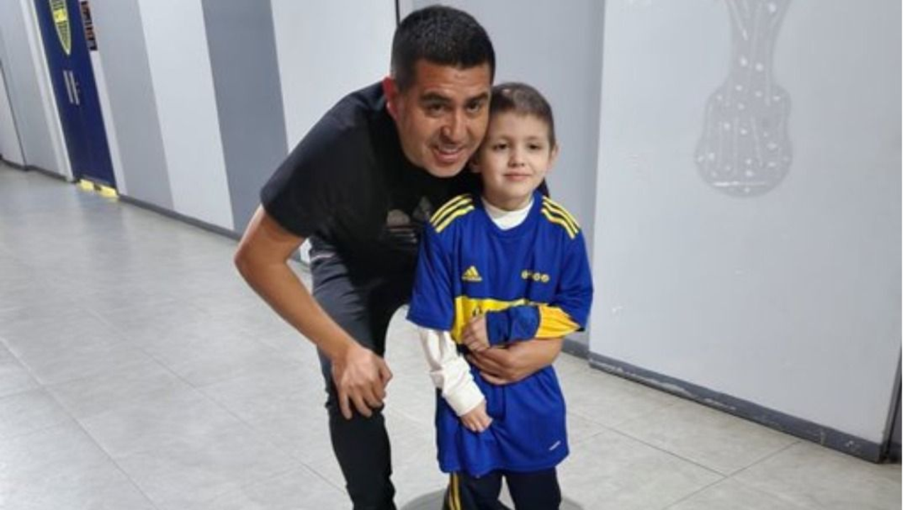 El conmovedor gesto de Riquelme con un nene que salió de una internación hace 15 días: "No lo esperábamos"