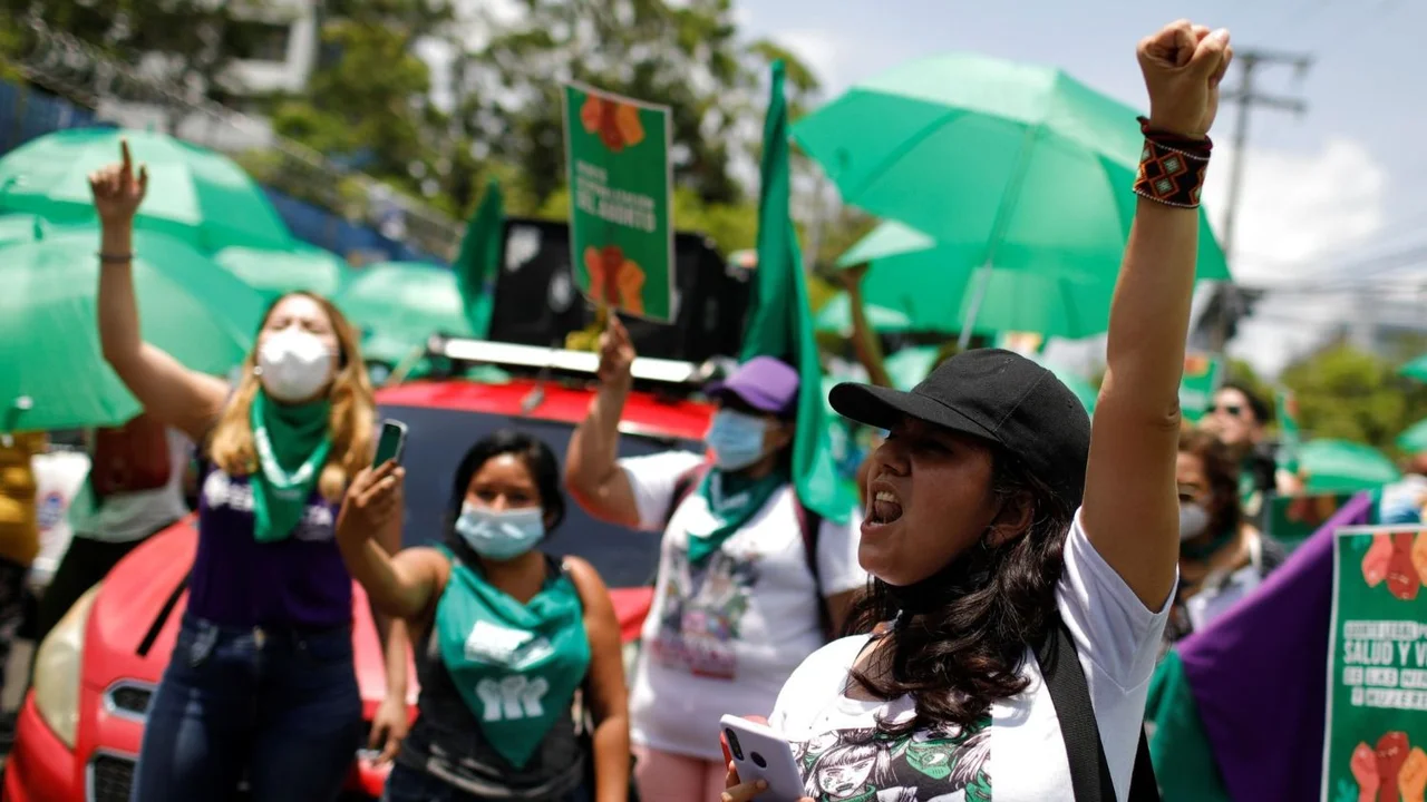 Condenan a otra salvadoreña a 30 años de prisión por abortar