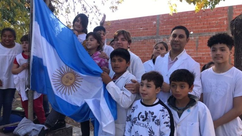 Un nene de 10 años gastó sus ahorros y compró una bandera