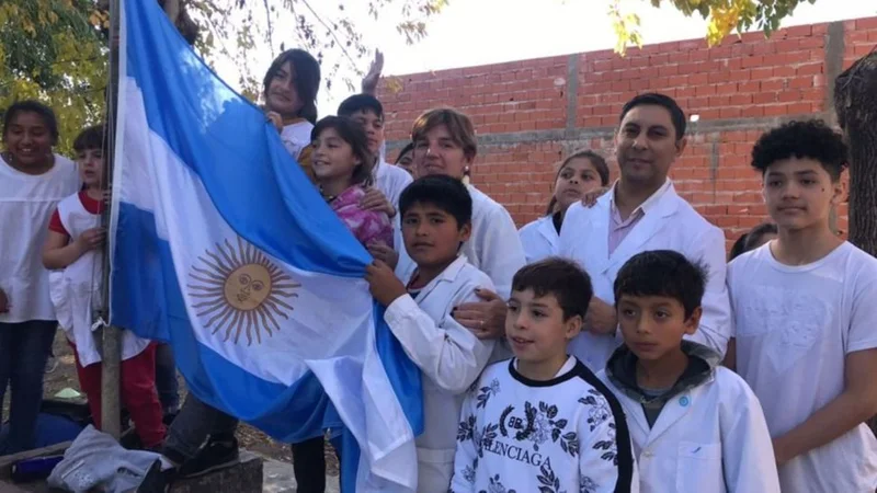 Un nene de 10 años gastó sus ahorros y compró una bandera