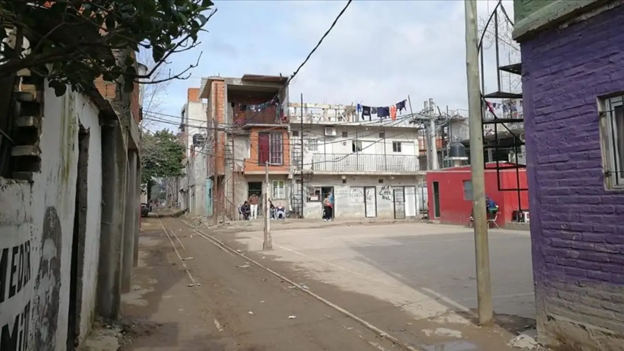 Pobreza: casi la mitad de la población no accede a un servicio básico