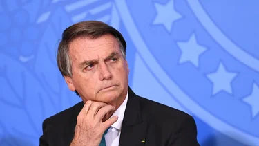 Orden que Bolsonaro use tobillera electrónica y no podrá utilizar redes