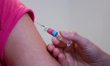 Peligran el control de vacunas y los tratamientos de VIH: alertan por cierres | Salud