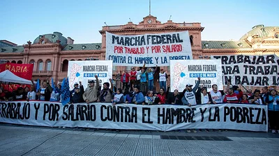 Concluyó la masiva marcha piquetera con críticas al Gobierno por la crisis económica Concluyó la masiva marcha piquetera con críticas al Gobierno por la crisis económica