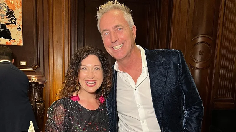 Marley y la hermana de Mark Zuckerberg Randi juntos en un evento