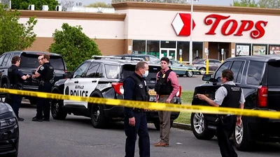 Al menos 10 muertos tras un tiroteo en un supermercado en New York Al menos 10 muertos tras un tiroteo en un supermercado en New York