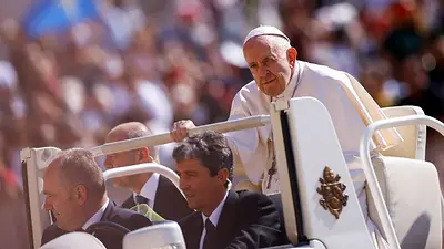 Necesito un trago de tequila para mi dolor de rodilla, bromea el Papa Necesito un trago de tequila para mi dolor de rodilla, bromea el Papa