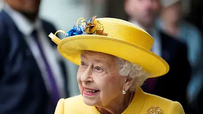La reina Isabel asiste a la inauguración de una línea de trenes en Londres La reina Isabel asiste a la inauguración de una línea de trenes en Londres