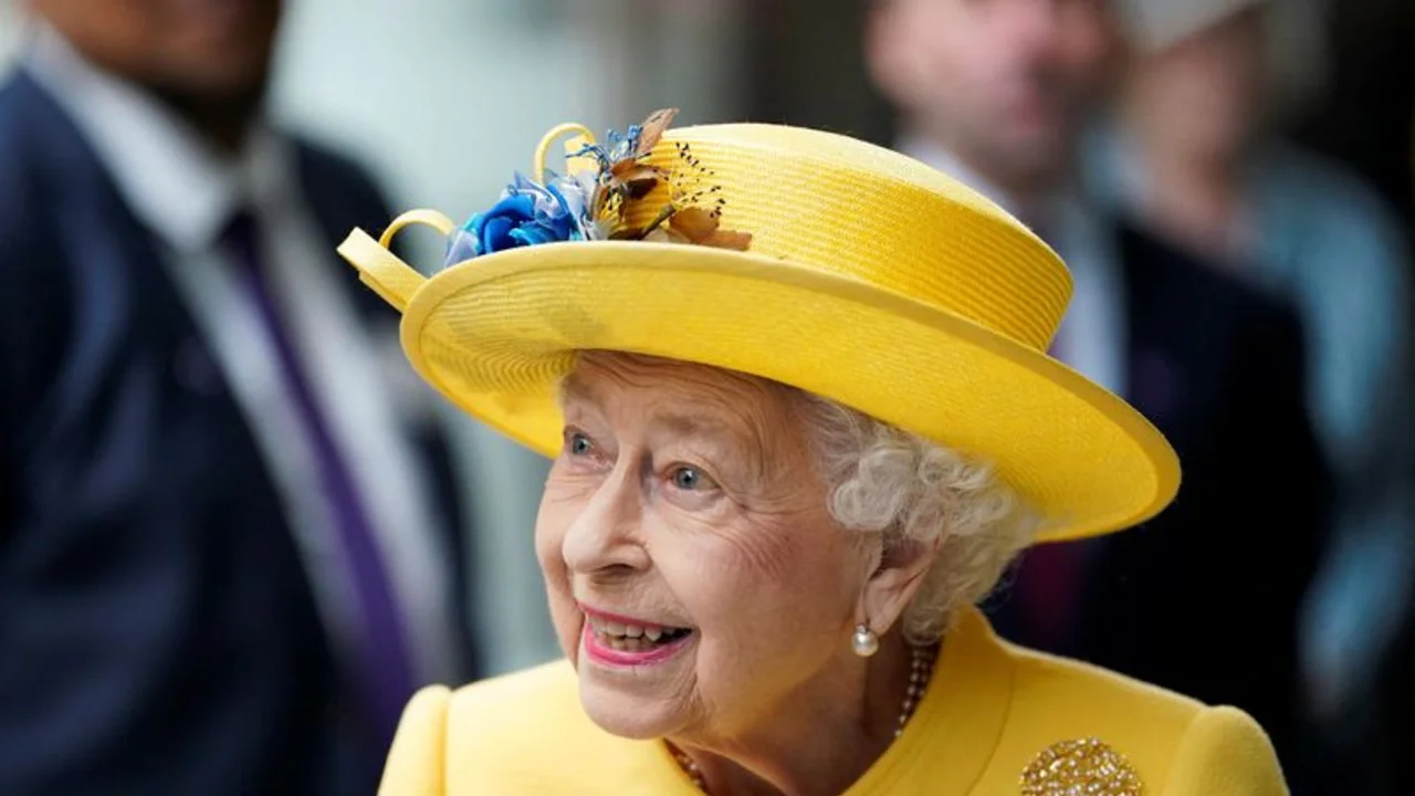 La reina Isabel asiste a la inauguración de una línea de trenes en Londres