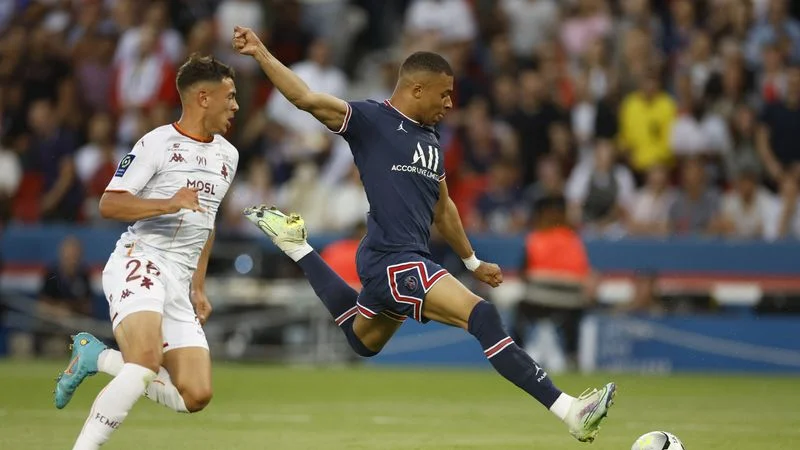 El PSG anuncia que Mbappé amplía su contrato hasta 2025