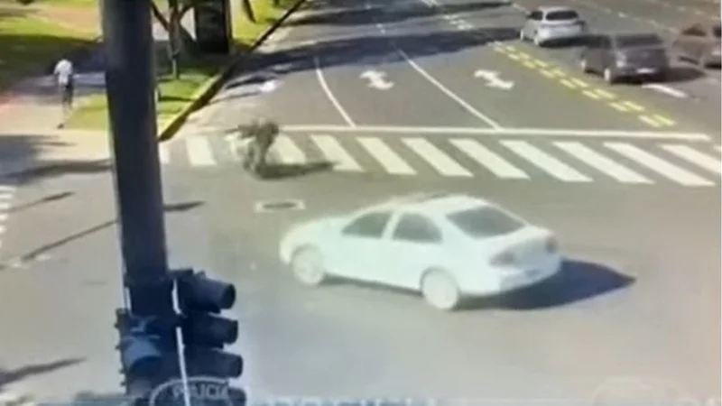 Automovilista chocó a motociclista y se dio a la fuga
