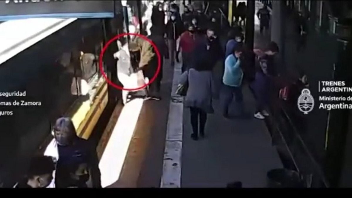 Video: una mujer se descompensó, cayó en el tren y se salvó de milagro ...