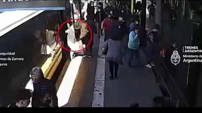Video: una mujer se descompensó, cayó en el tren y se salvó de milagro Video: una mujer se descompensó, cayó en el tren y se salvó de milagro