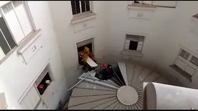 Vídeo: un hombre se tiró desde un piso 11 y lo salvó la cúpula de la Galería Güemes Vídeo: un hombre se tiró desde un piso 11 y lo salvó la cúpula de la Galería Güemes
