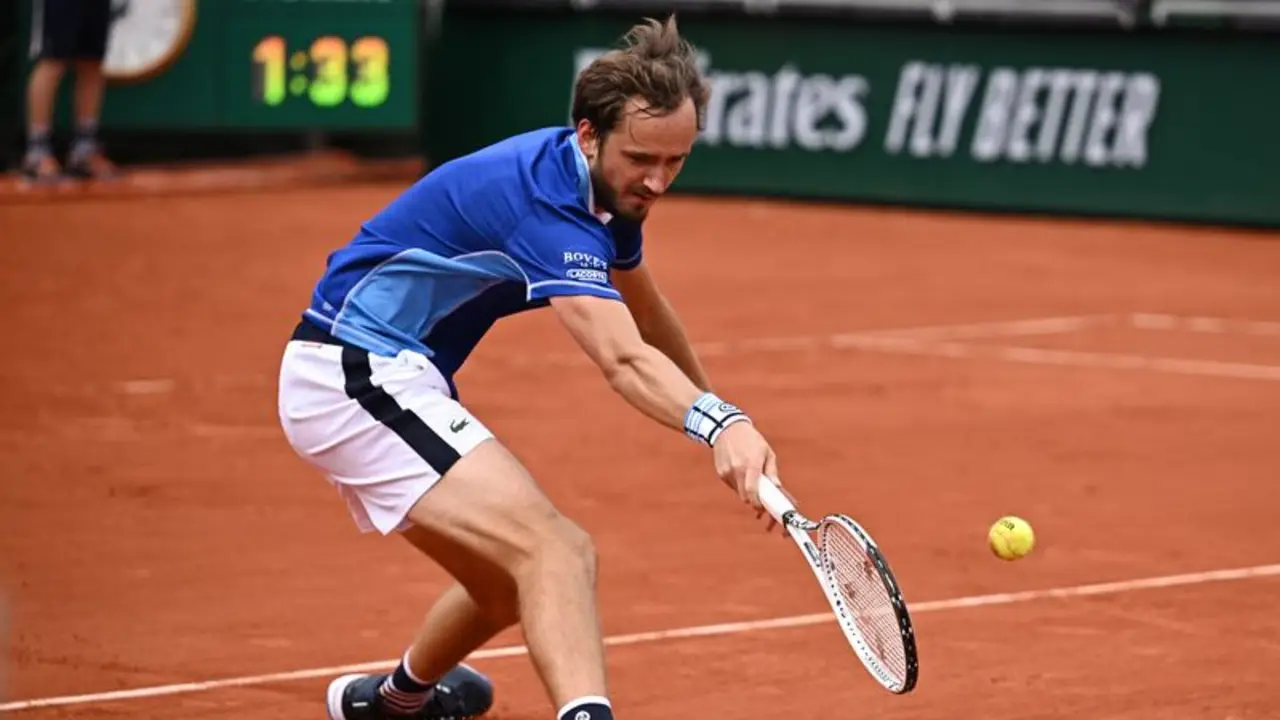 Medvedev debuta en Roland Garros ganando a argentino Bagnis; Shapovalov cae ante danés de 19 años