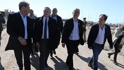 Fernández, Ferraresi y Uñac entregaron viviendas y créditos en San Juan Fernández, Ferraresi y Uñac entregaron viviendas y créditos en San Juan