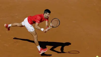 Djokovic pasa a la cuarta ronda en Roland Garros, donde chocará con argentino Schwartzmann Djokovic pasa a la cuarta ronda en Roland Garros, donde chocará con argentino Schwartzmann