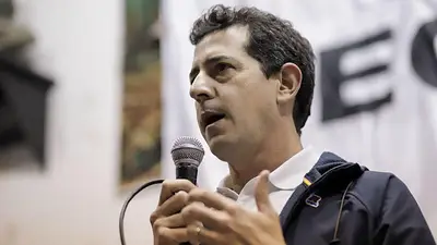 Wado de Pedro se acercó a saludar a los militantes que hacen vigilia en apoyo a Cristina Kirchner Wado de Pedro se acercó a saludar a los militantes que hacen vigilia en apoyo a Cristina Kirchner