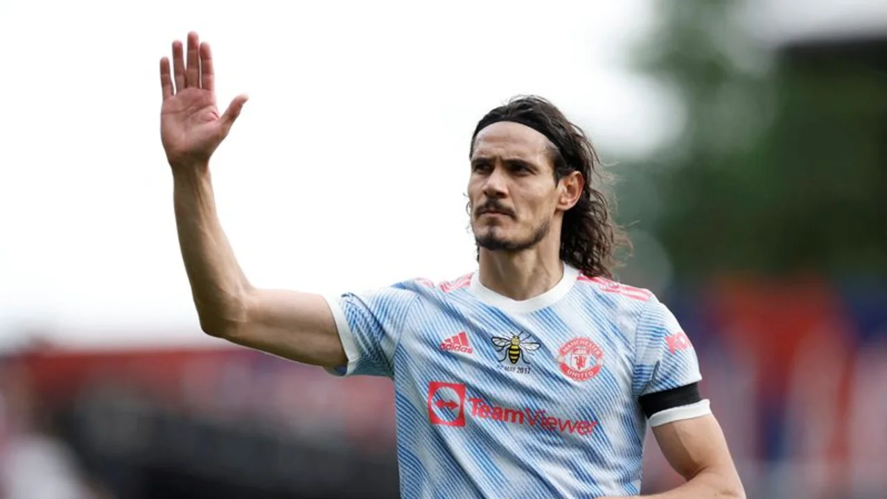 Cavani dice que habría querido marcar más goles con la afición del United en la grada