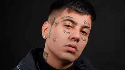 Duki apareció en silla de ruedas por un accidente antes de su show en México en la gira Ya Supiste Tour Duki apareció en silla de ruedas por un accidente antes de su show en México en la gira Ya Supiste Tour