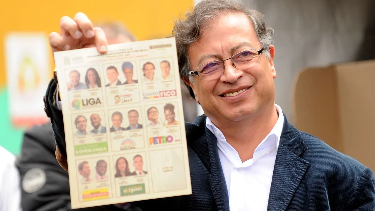 Quién es Petro, el candidato de izquierda que llegó a la presidencia de Colombia