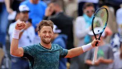 El joven Rune deja fuera del Abierto de Francia a Tsitsipas, finalista del año pasado El joven Rune deja fuera del Abierto de Francia a Tsitsipas, finalista del año pasado