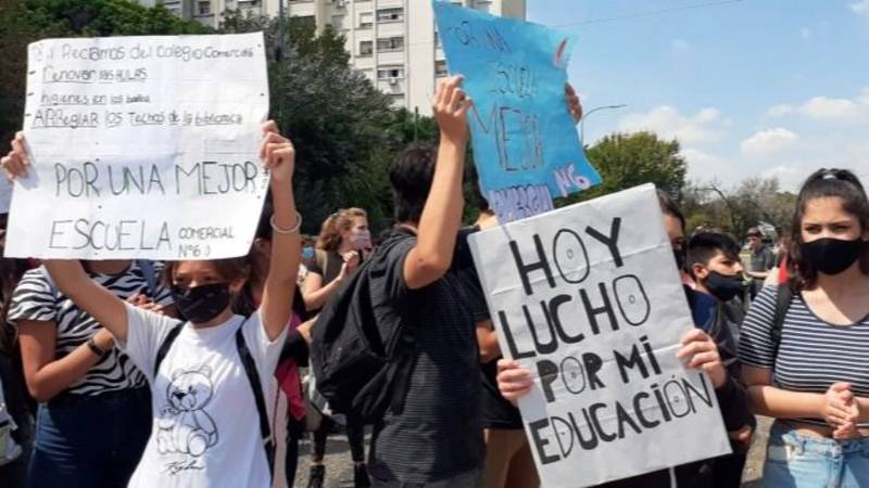 Infraestructura escolar en CABA: subejecución, falta de vacantes y abandono