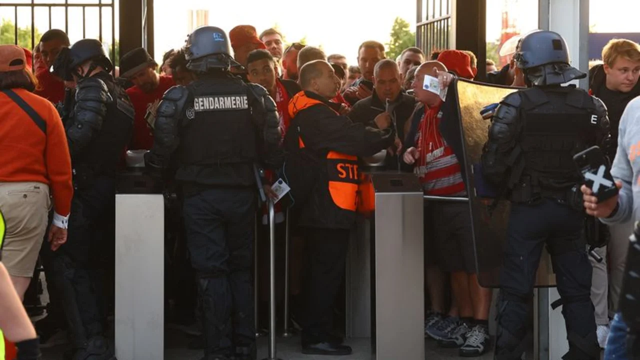 Sindicatos franceses celebran el éxito de la huelga durante la final de la Liga de Campeones