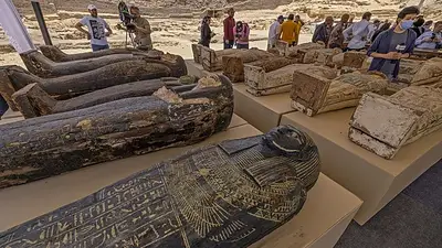 Descubren 250 sarcófagos y 150 estatuas del siglo V antes de Cristo cerca de El Cairo Descubren 250 sarcófagos y 150 estatuas del siglo V antes de Cristo cerca de El Cairo
